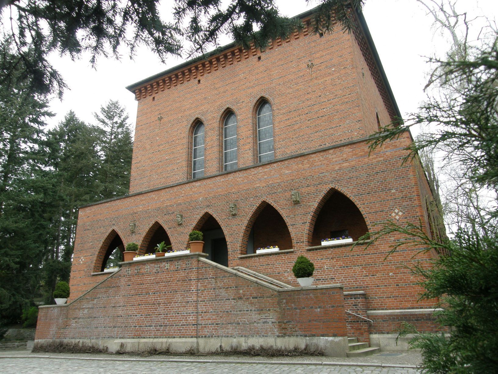 Backsteinerne Trauerhalle mit Freitreppe auf dem Friedhof Heerstraße