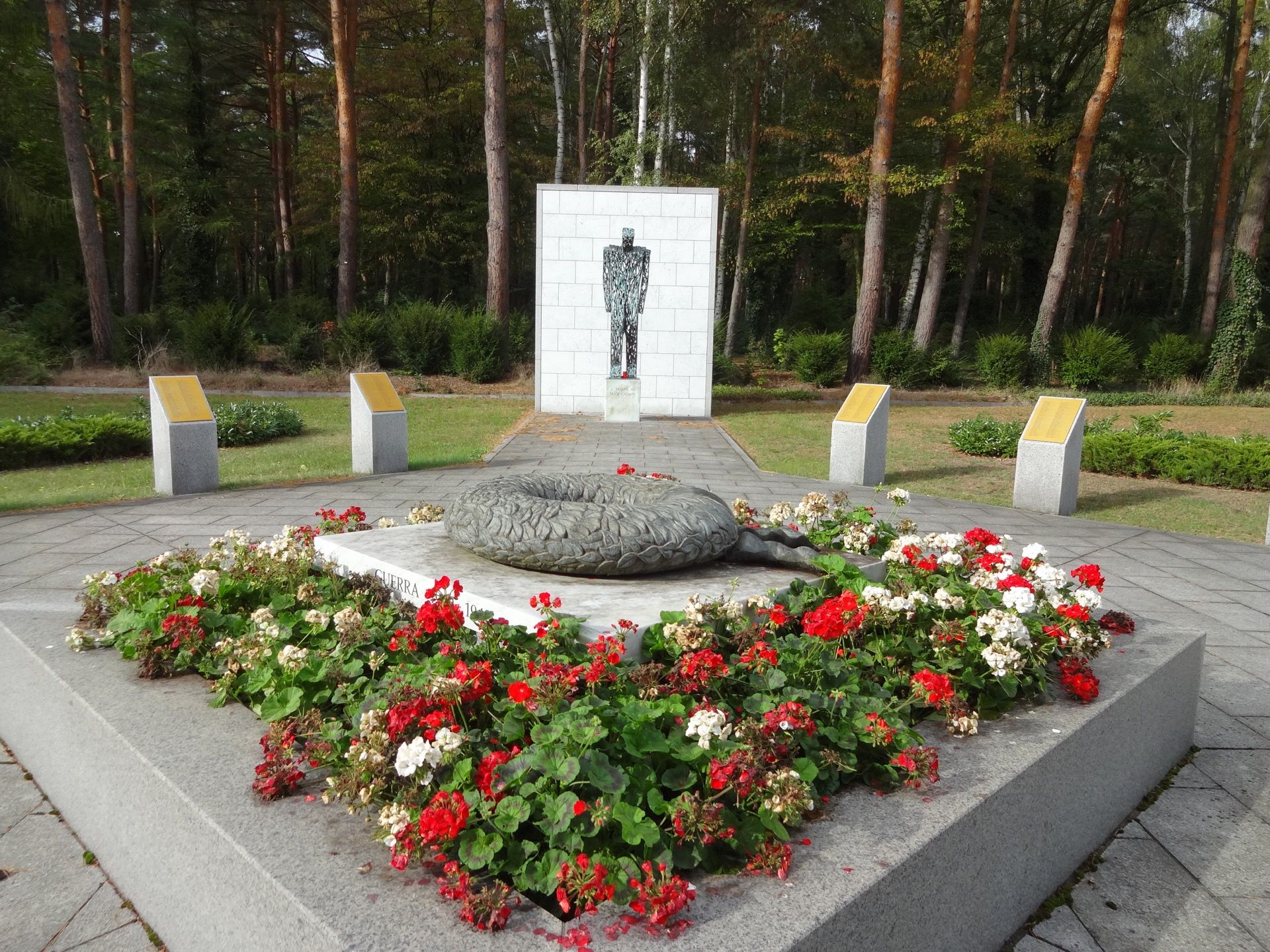 Blumengeschmückte Gedenkanlage des italienischen Ehrenfriedhofs im Waldfriedhof Zehlendorf