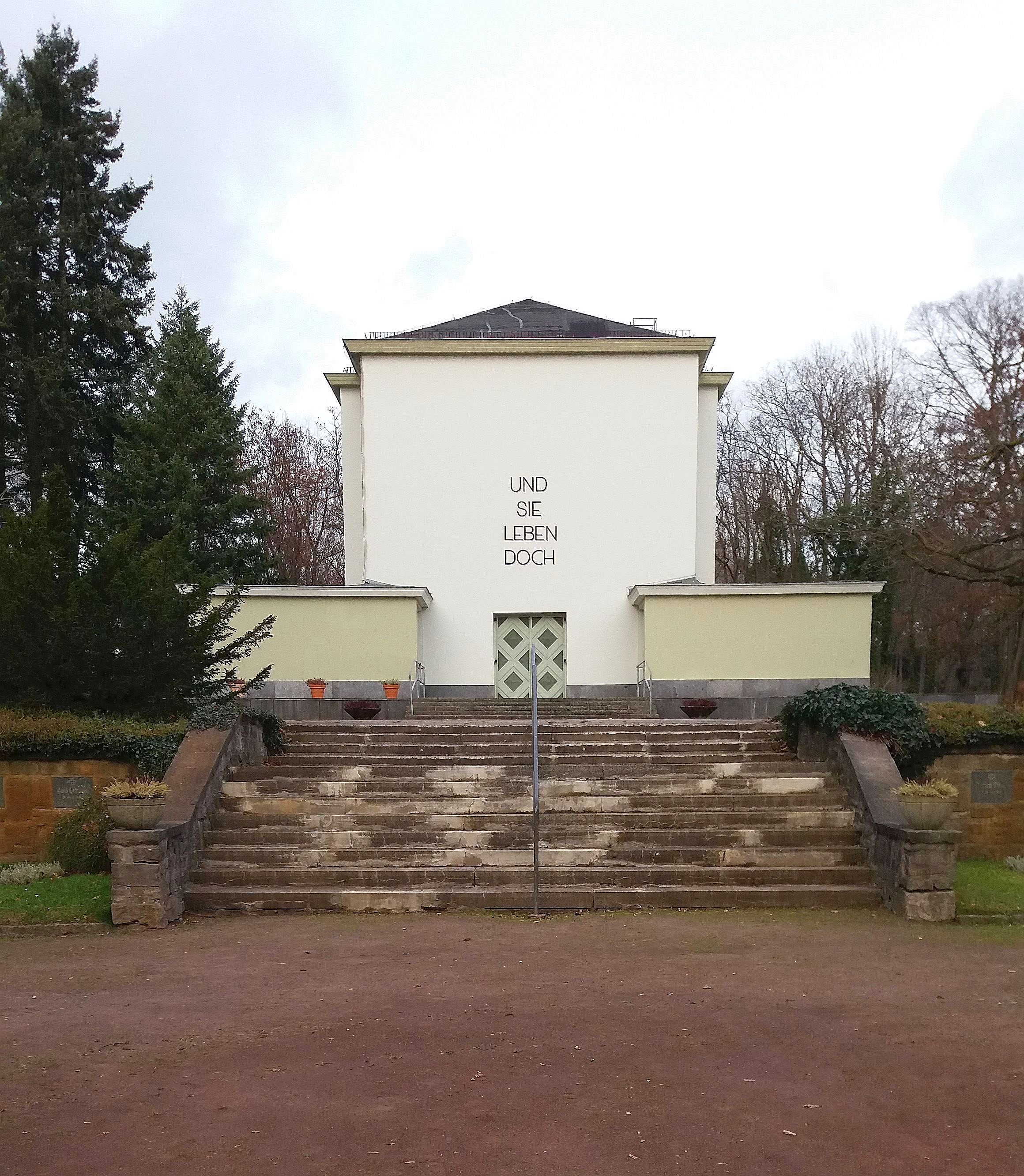 Feierhalle des Zentralfriedhofs Friedrichsfelde mit der Fassadeninschrift „Und sie leben doch“