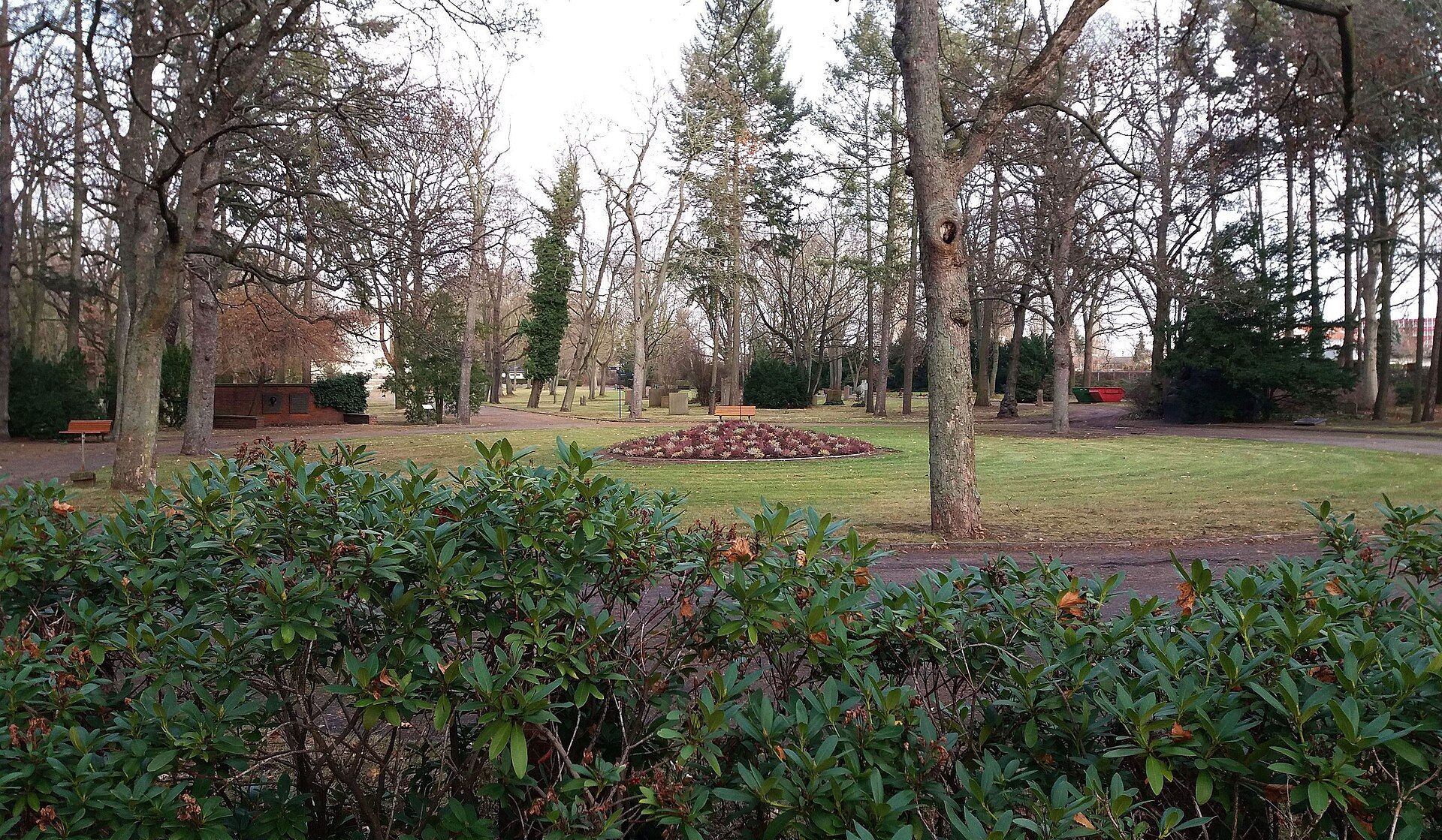 Wege und bepflanztes Gartenrondell auf dem Zentralfriedhof Friedrichsfelde