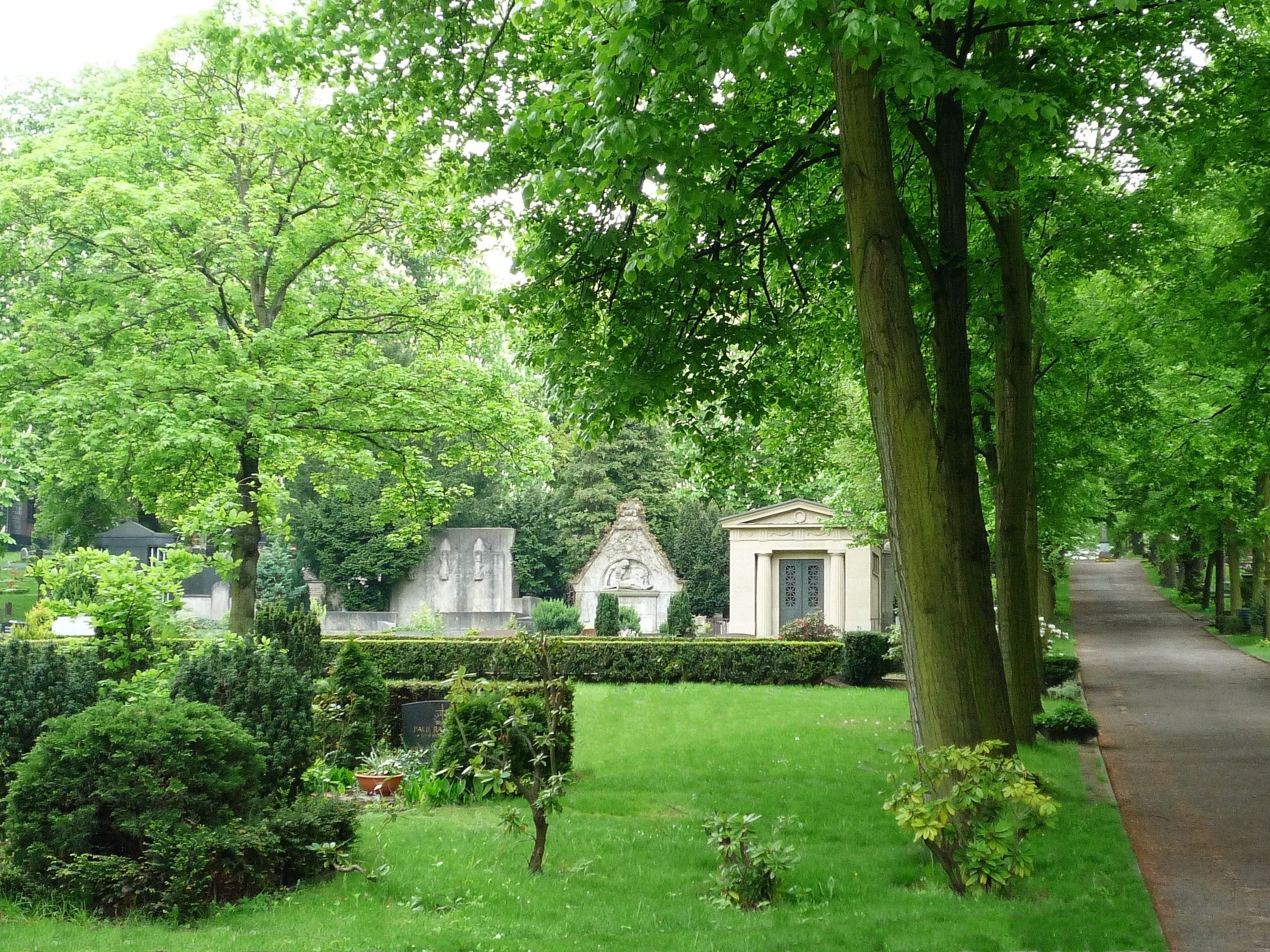 Baumbestandene Wege, Grabfelder und Mausoleen auf dem Alten St. Matthäus-Kirchhof
