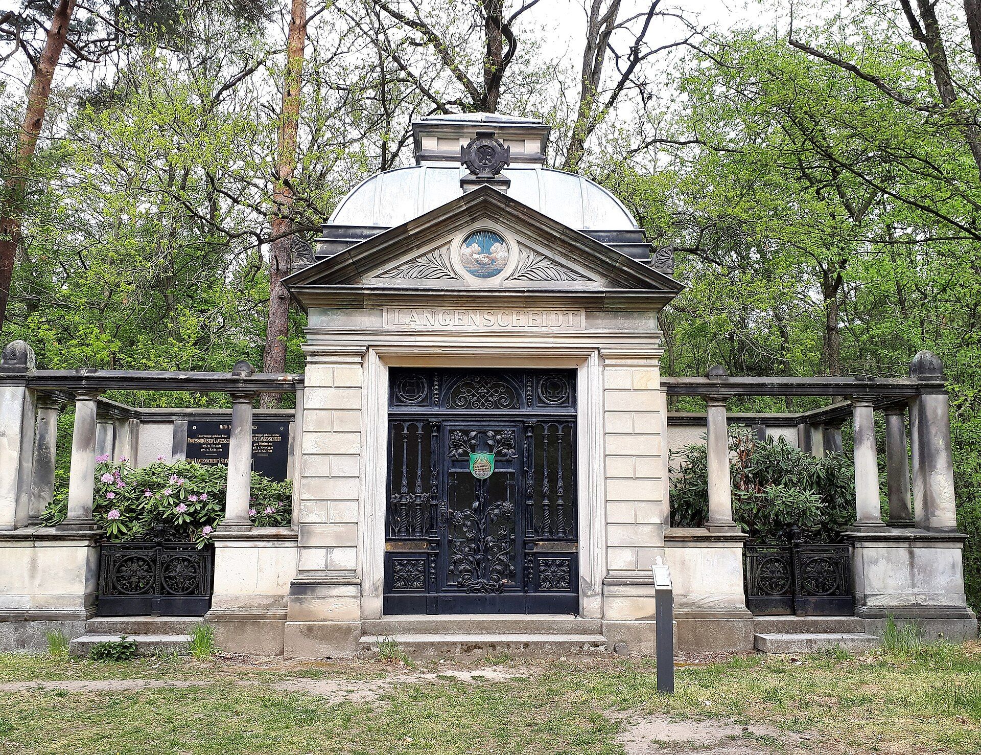 Monumentale Familiengrabstätte Langenscheidt auf dem Südwestkirchhof Stahnsdorf