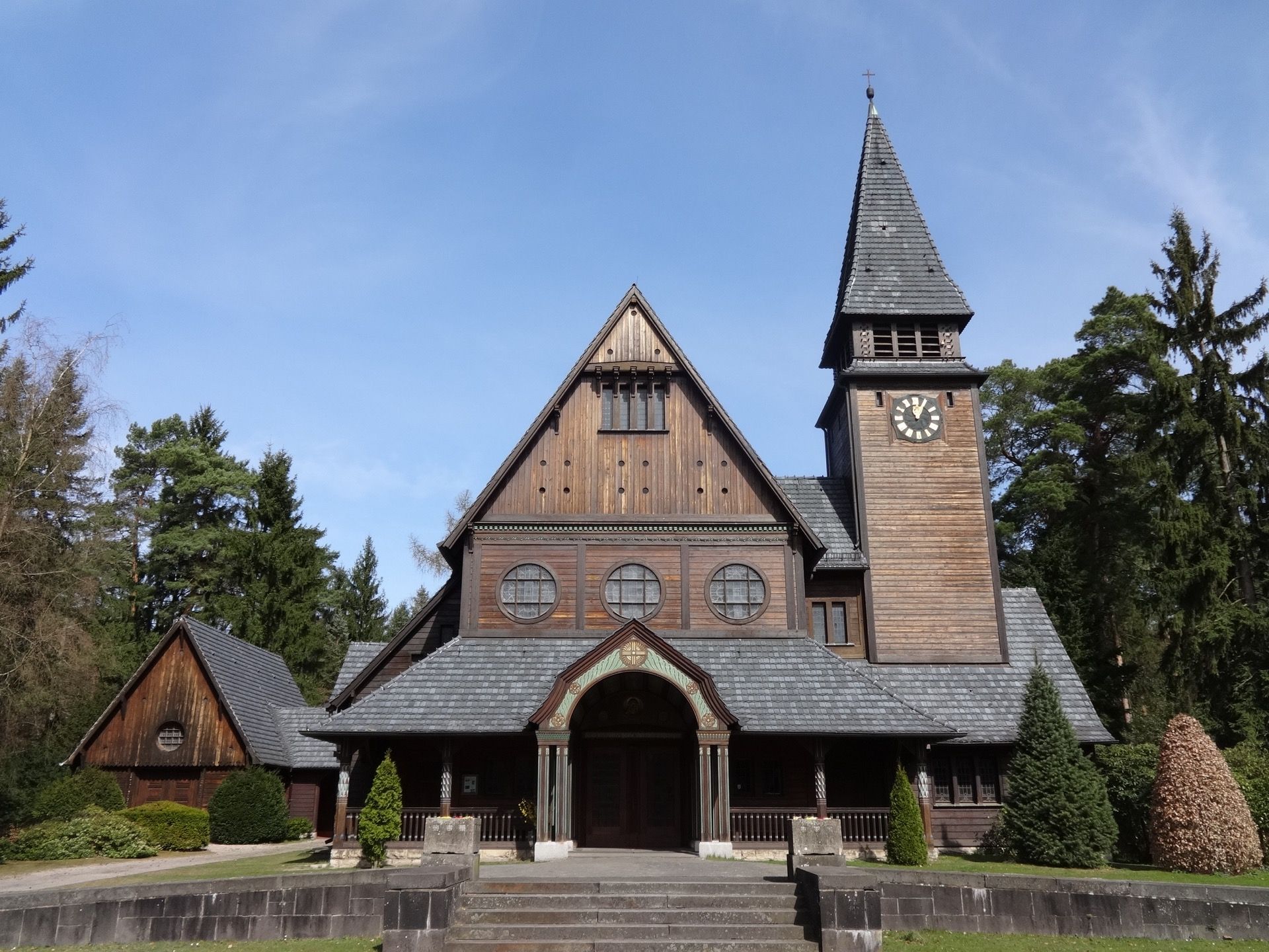 Norwegisch inspirierte Holzkapelle des Südwestkirchhofs Stahnsdorf
